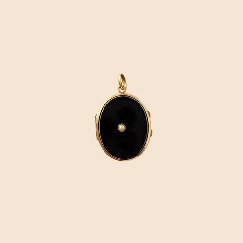 https://cdn.shopify.com/s/files/1/0943/8576/6747/files/pendentif-ancien-or-onyx.jpg?v=1783005114