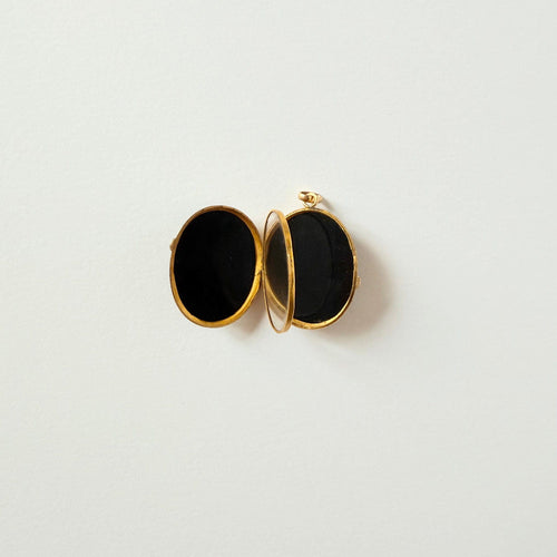 https://cdn.shopify.com/s/files/1/0943/8576/6747/files/pendentif-ouvrant-or-onyx.jpg?v=1783005682