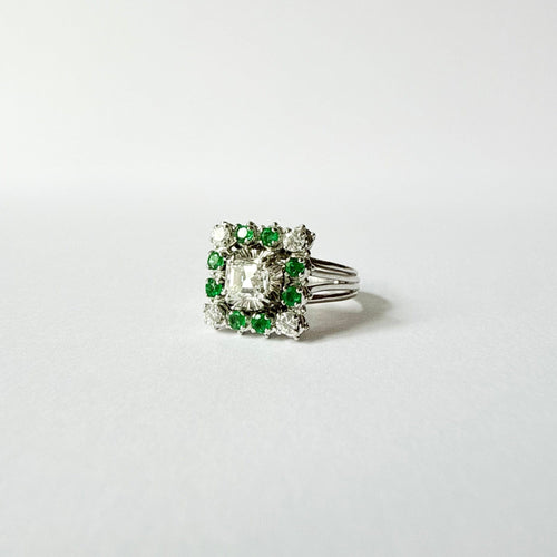 https://cdn.shopify.com/s/files/1/0943/8576/6747/files/bague-emeraudes-diamants-carr.jpg?v=1783006053