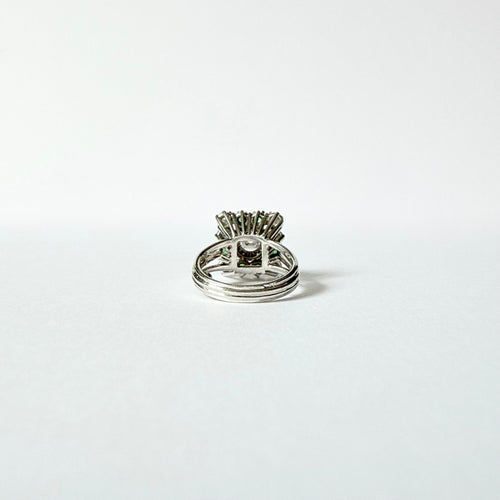 Bague 44 Bague en or gris, diamants et émeraudes vers 1950 58 Facettes