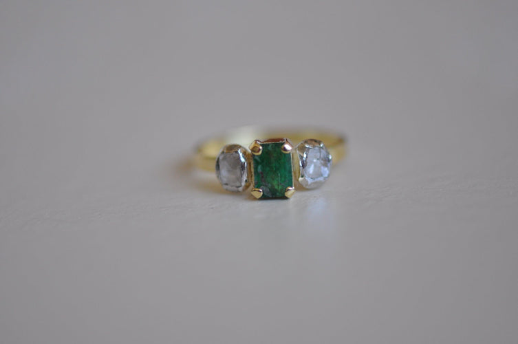 Bague 51 Bague ancienne en or 18K avec émeraude et diamants 58 Facettes