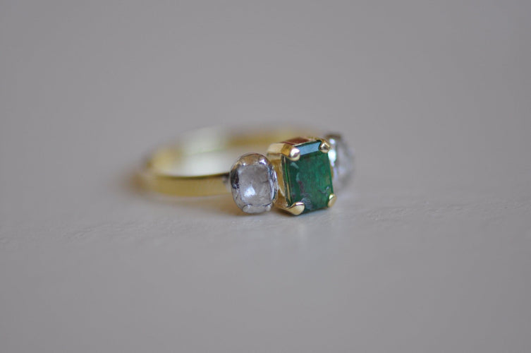 Bague 51 Bague ancienne en or 18K avec émeraude et diamants 58 Facettes
