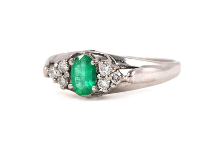 Bague 59 Bague contemporaine en or blanc 18 carats, émeraude et diamants 58 Facettes 23843