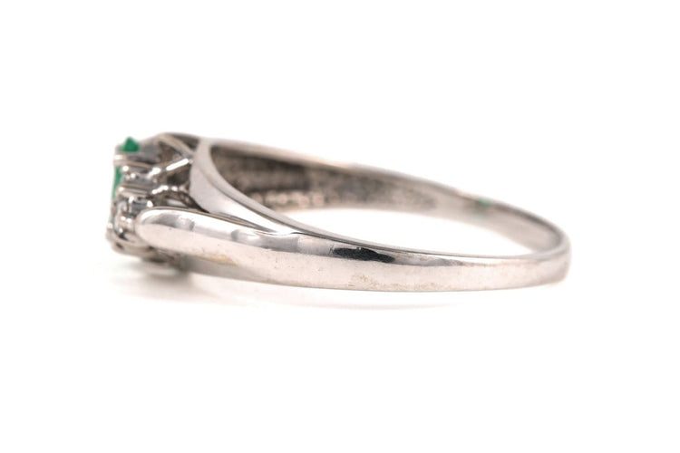 Bague 59 Bague contemporaine en or blanc 18 carats, émeraude et diamants 58 Facettes 23843