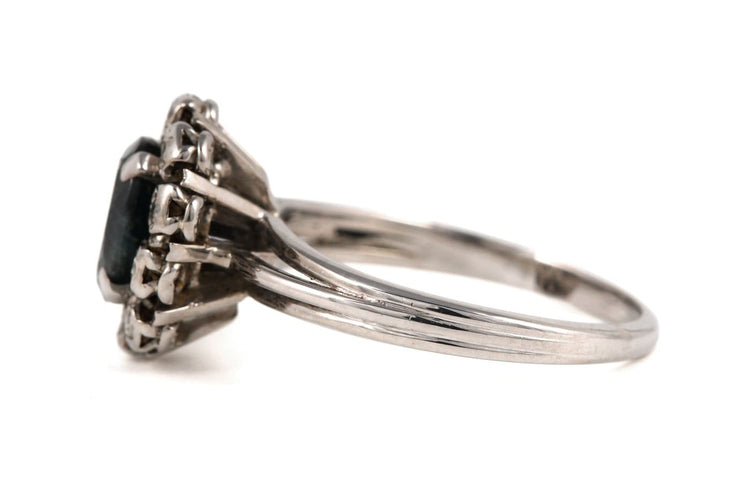 Bague 56 Années 70 - Bague en or blanc, saphir et diamants 58 Facettes 23844