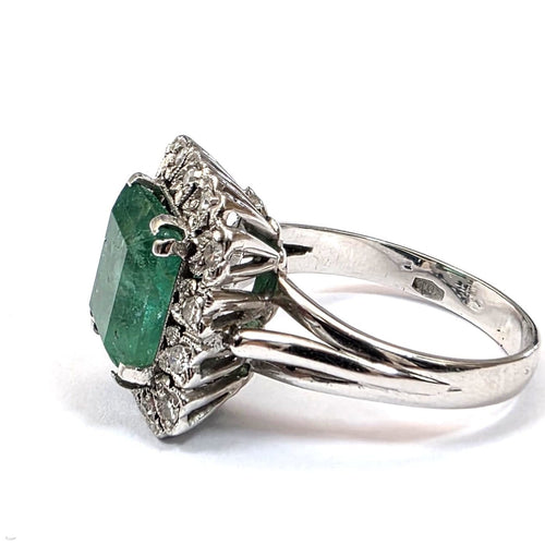 Bague 51 Bague en or blanc 18 ct, émeraude 3 ct et diamants 58 Facettes 449/26 D 241/26