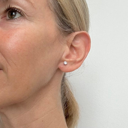 Boucles d'oreilles Boucles d'oreilles puces en or blanc et diamants 58 Facettes Z15B51467
