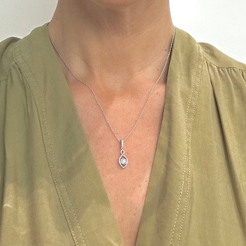 Pendentif Pendentif en or blanc et diamants 58 Facettes Z15B51651