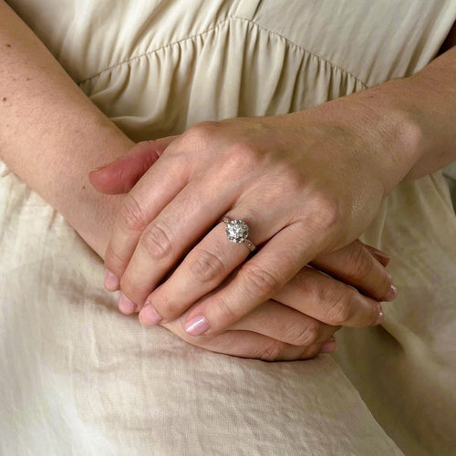 Antik ring Solitær med brolagt diamant i guld og platin_båret.jpeg