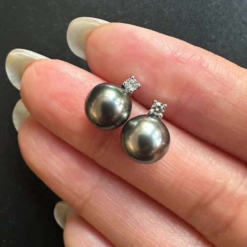 grey-tahitian-pearl-diamond-earrings-18k-white-gold-underwater-3.jpg