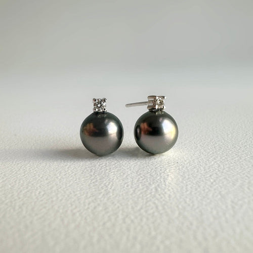 grey-tahitian-pearl-diamond-earrings-18k-white-gold-underwater-5.jpg