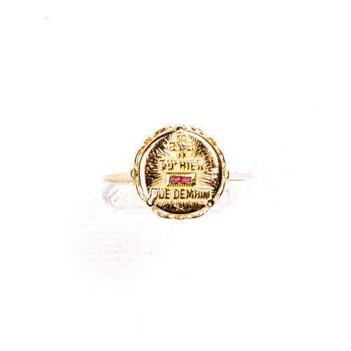 Augis_Ring + than yesterday - than tomorrow yellow gold small model_zoom.jpg
