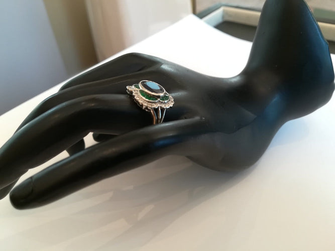 Bague 53.5 Bague marguerite en or blanc, saphir, émeraudes et diamants 58 Facettes 00946