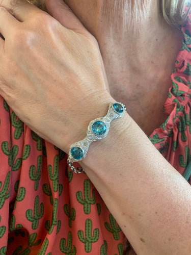 https://cdn.shopify.com/s/files/1/0647/1470/3075/files/BraceletVintage-BraceletZirconsBleusDiamantsPlatineOrGris-JoaillerieParis-LesPierresdeJulie_3.jpg?v=1783424472