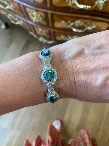https://cdn.shopify.com/s/files/1/0647/1470/3075/files/BraceletVintage-BraceletZirconsBleusDiamantsPlatineOrGris-JoaillerieParis-LesPierresdeJulie_2.jpg?v=1783424473