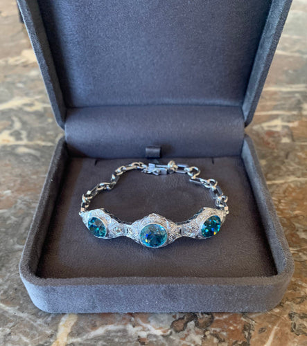 https://cdn.shopify.com/s/files/1/0647/1470/3075/files/BraceletVintage-BraceletZirconsBleusDiamantsPlatineOrGris-JoaillerieParis-LesPierresdeJulie_4.jpg?v=1783424473