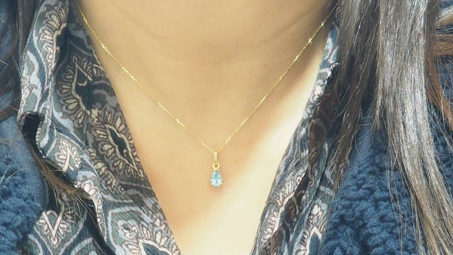 Collier Collier solitaire en or jaune et topaze bleue 58 Facettes XLAA0052