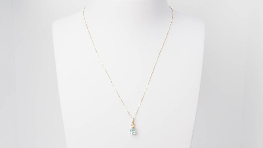 Collier Collier solitaire en or jaune et topaze bleue 58 Facettes XLAA0052