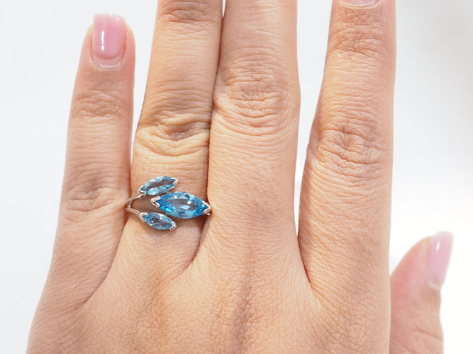 Bague 55 Bague en or blanc 18 ct avec topazes bleues 58 Facettes 33498