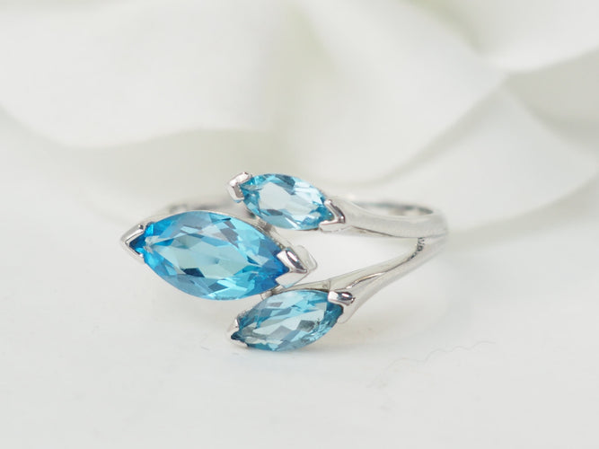 Bague 55 Bague en or blanc 18 ct avec topazes bleues 58 Facettes 33498