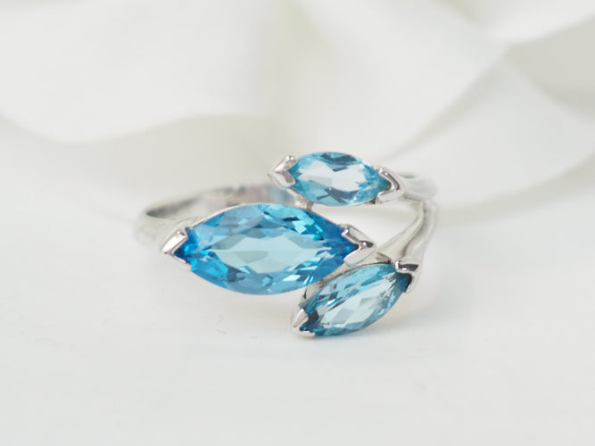 Bague 55 Bague en or blanc 18 ct avec topazes bleues 58 Facettes 33498