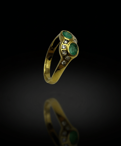Bague 55 Anello sinueux en or jaune avec émeraudes et diamants 58 Facettes
