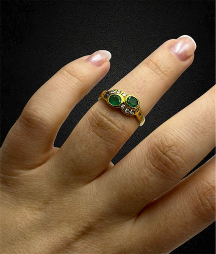 Bague 55 Anello sinueux en or jaune avec émeraudes et diamants 58 Facettes