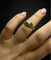 Bague 55 Anello sinueux en or jaune avec émeraudes et diamants 58 Facettes