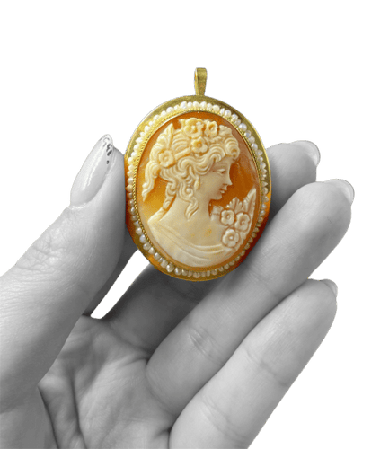 Pendentif Ciondolo en or jaune avec camée et microperles 58 Facettes