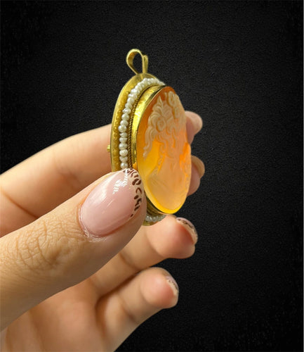 Pendentif Ciondolo en or jaune avec camée et microperles 58 Facettes