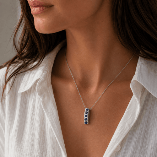 Collier pendentif en or blanc, saphirs et diamants 58 Facettes 2055