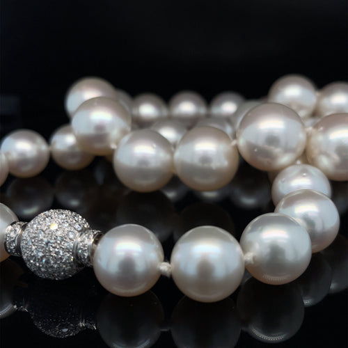 Collier Collier de perles blanches australiennes et diamants en or jaune 58 Facettes