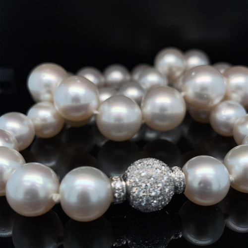 Collier Collier de perles blanches australiennes et diamants en or jaune 58 Facettes