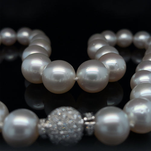 Collier Collier de perles blanches australiennes et diamants en or jaune 58 Facettes