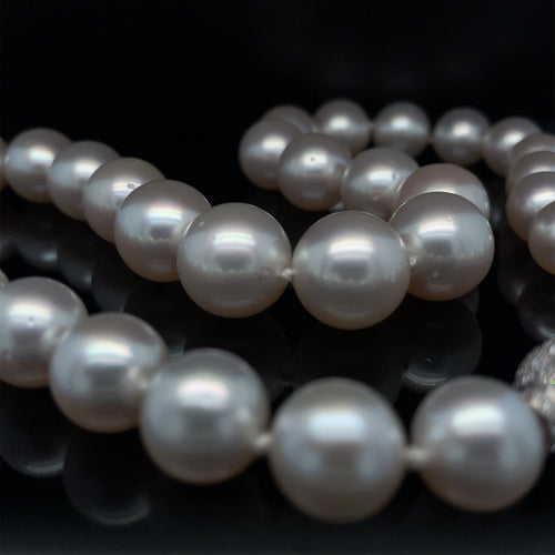 Collier Collier de perles blanches australiennes et diamants en or jaune 58 Facettes
