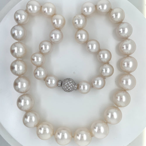 Collier Collier de perles blanches australiennes et diamants en or jaune 58 Facettes