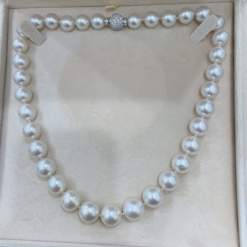 Collier Collier de perles blanches australiennes et diamants en or jaune 58 Facettes