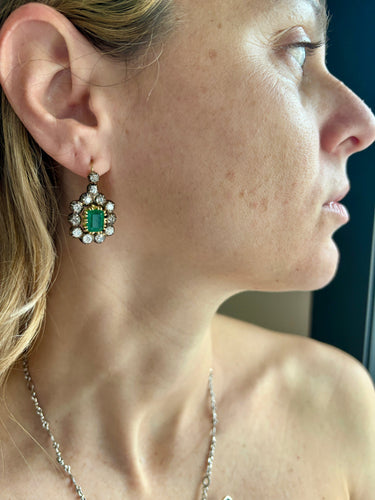 Boucles d'oreilles Victorian - Boucles d'oreilles pendantes en or blanc 18k et argent, émeraudes et diamants 58 Facettes