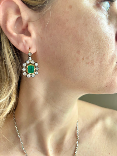 Boucles d'oreilles Victorian - Boucles d'oreilles pendantes en or blanc 18k et argent, émeraudes et diamants 58 Facettes