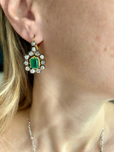 Boucles d'oreilles Victorian - Boucles d'oreilles pendantes en or blanc 18k et argent, émeraudes et diamants 58 Facettes