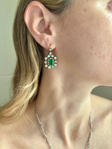 Boucles d'oreilles Victorian - Boucles d'oreilles pendantes en or blanc 18k et argent, émeraudes et diamants 58 Facettes