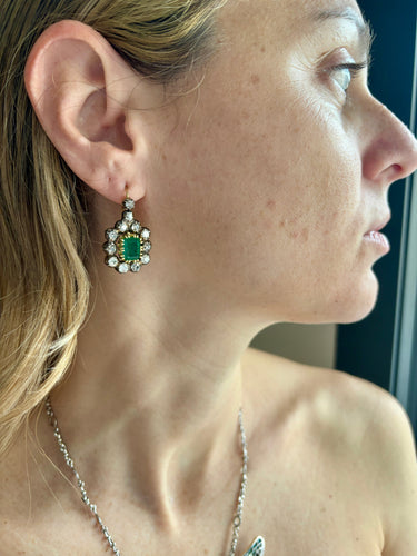 Boucles d'oreilles Victorian - Boucles d'oreilles pendantes en or blanc 18k et argent, émeraudes et diamants 58 Facettes