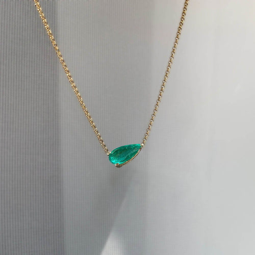 Collier Collier en or jaune 18K et émeraude poire 58 Facettes GPD1022YG