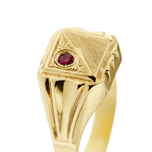 https://ledial.it/app/uploads/2026/07/38245-anello-oro-uomo-scudo-rubino_12.jpg