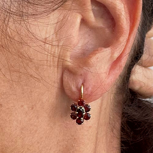 https://ledial.it/app/uploads/2026/07/38480-orecchini-oro-monachella-fiore-granati_51.jpg