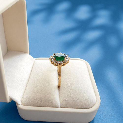 Bague 54.5 Bague marguerite en or jaune 18K, émeraude et diamants 58 Facettes 1790