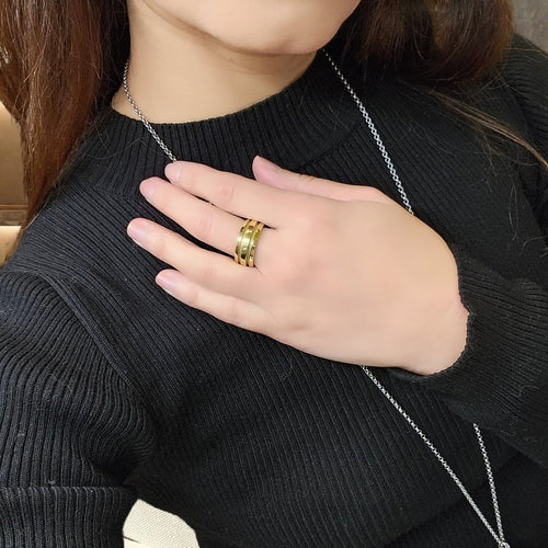 Prsten Tiffany & Co ze žlutého 18karátového zlata - nošený.jpg