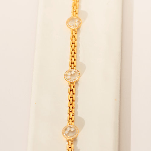 https://cdn.shopify.com/s/files/1/0442/6560/3235/files/chopard-happy-diamonds-armband-aus-18-karat-gelbgold-96-diamanten-12-lose-brillanten-dreireihiges-gliederarmband-18cmhoney-jewelry-9406310.png?v=1772565164
