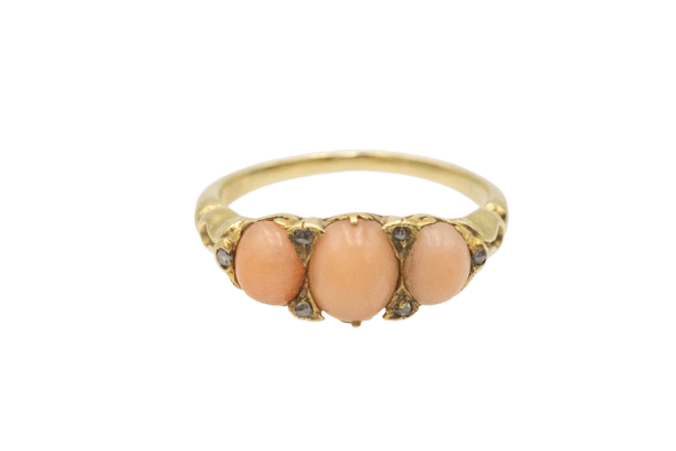 Edwardian ring in yellow gold, coral and diamonds 