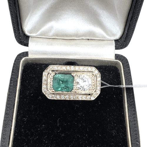 Prsten ze žlutého zlata 18 kt s diamanty a smaragdem 